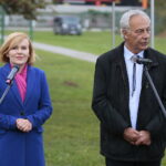 Kielce. 26.09.2019. Uroczyste wbicie łopaty pod budowę stadionu Politechniki Świętokrzyskiej. Na zdjęciu od lewej: Anna Krupka - wiceminister, Wiesław Trąmpczyński - rektor / Wiktor Taszłow / Radio Kielce