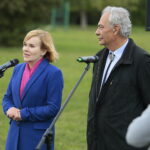 Kielce. 26.09.2019. Uroczyste wbicie łopaty pod budowę stadionu Politechniki Świętokrzyskiej. Na zdjęciu od lewej: Anna Krupka - wiceminister, Wiesław Trąmpczyński - rektor / Wiktor Taszłow / Radio Kielce