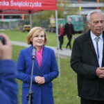 Kielce. 26.09.2019. Uroczyste wbicie łopaty pod budowę stadionu Politechniki Świętokrzyskiej. Na zdjęciu od lewej: Anna Krupka - wiceminister, Wiesław Trąmpczyński - rektor / Wiktor Taszłow / Radio Kielce