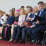 Wojewódzkie rozpoczęcie roku szkolnego. Na zdjęciu: Andrzej Pruś – przewodniczący Sejmiku Województwa Świętokrzyskiego, Maria Zuba – poseł, Agata Wojtyszek - wojewoda świętokrzyski, Marian Florczyk - biskup kielecki, Anna Krupka – poseł, Krzysztof Słoń – senator, Kazimierz Mądzik - świętokrzyski kurator oświaty, Paweł Wójcik - burmistrz Chmielnika / Wiktor Taszłow / Radio Kielce