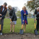 Kielce. 26.09.2019. Uroczyste wbicie łopaty pod budowę stadionu Politechniki Świętokrzyskiej. Na zdjęciu od lewej: Tomasz Kozłowski - prorektor ds. Rozwoju Kadry i Współpracy z Zagranicą, Barbara Goszczyńska - prorektor, Anna Krupka - wiceminister, Wiesław Trąmpczyński - rektor / Wiktor Taszłow / Radio Kielce