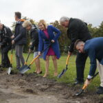 Kielce. 26.09.2019. Uroczyste wbicie łopaty pod budowę stadionu Politechniki Świętokrzyskiej. Na zdjęciu, drugi od lewej: Stanisław Hojda - dyrektor Centrum Sportu Politechniki Świętokrzyskiej, Tomasz Kozłowski - prorektor ds. Rozwoju Kadry i Współpracy z Zagranicą, Barbara Goszczyńska - prorektor, Anna Krupka - wiceminister, Wiesław Trąmpczyński - rektor / Wiktor Taszłow / Radio Kielce