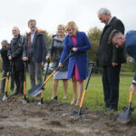 Kielce. 26.09.2019. Uroczyste wbicie łopaty pod budowę stadionu Politechniki Świętokrzyskiej. Na zdjęciu, drugi od lewej: Stanisław Hojda - dyrektor Centrum Sportu Politechniki Świętokrzyskiej,  Tomasz Kozłowski - prorektor ds. Rozwoju Kadry i Współpracy z Zagranicą, Barbara Goszczyńska - prorektor, Anna Krupka - wiceminister, Wiesław Trąmpczyński - rektor / Wiktor Taszłow / Radio Kielce