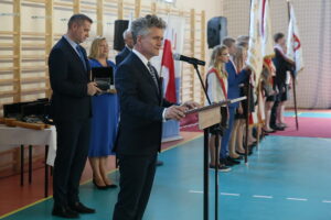 Wojewódzkie rozpoczęcie roku szkolnego. Na zdjęciu (przemawia): Krzysztof Słoń – senator / Wiktor Taszłow / Radio Kielce
