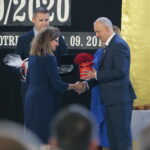 Wojewódzkie rozpoczęcie roku szkolnego. Na zdjęciu: Paweł Wójcik - burmistrz Chmielnika, Agata Wojtyszek - wojewoda świętokrzyski, Jacek Sobaś – dyrektor szkoły / Wiktor Taszłow / Radio Kielce