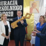 Wojewódzkie rozpoczęcie roku szkolnego. Na zdjęciu: Anita Jabłońska - przewodnicząca rady miejskiej w Chmielniku, Paweł Wójcik - burmistrz Chmielnika, Jacek Sobaś – dyrektor szkoły / Wiktor Taszłow / Radio Kielce