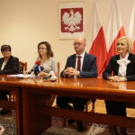 Kielce. 27.09.2019. Konferencja przed wizytą szefów misji dyplomatycznych w województwie świętokrzyskim. Na zdjęciu (od lewej): Danuta Papaj – wiceprezydent Kielc, Agata Wojtyszek - wojewoda świętokrzyski, Piotr Wawrzyk - wiceminister spraw zagranicznych, Renata Janik - wicemarszałek województwa świętokrzyskiego / Wiktor Taszłow / Radio Kielce