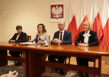 Kielce. 27.09.2019. Konferencja przed wizytą szefów misji dyplomatycznych w województwie świętokrzyskim. Na zdjęciu (od lewej): Danuta Papaj – wiceprezydent Kielc, Agata Wojtyszek - wojewoda świętokrzyski, Piotr Wawrzyk - wiceminister spraw zagranicznych, Renata Janik - wicemarszałek województwa świętokrzyskiego / Wiktor Taszłow / Radio Kielce