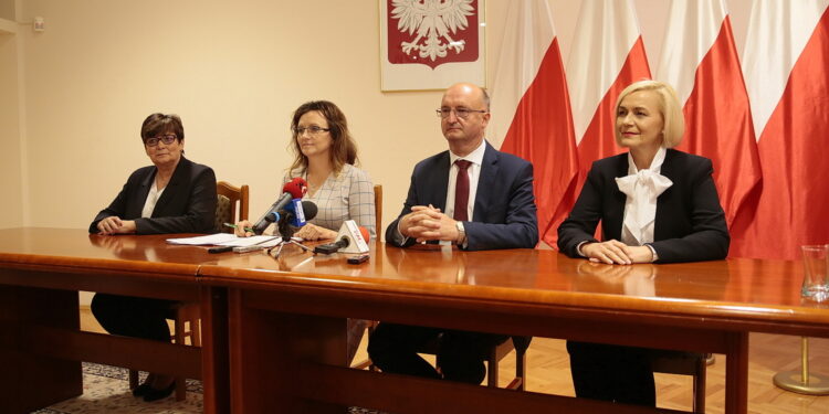 Kielce. 27.09.2019. Konferencja przed wizytą szefów misji dyplomatycznych w województwie świętokrzyskim. Na zdjęciu (od lewej): Danuta Papaj – wiceprezydent Kielc, Agata Wojtyszek - wojewoda świętokrzyski, Piotr Wawrzyk - wiceminister spraw zagranicznych, Renata Janik - wicemarszałek województwa świętokrzyskiego / Wiktor Taszłow / Radio Kielce