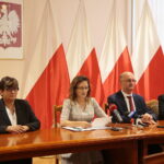 Kielce. 27.09.2019. Konferencja przed wizytą szefów misji dyplomatycznych w województwie świętokrzyskim. Na zdjęciu (od lewej): Danuta Papaj – wiceprezydent Kielc, Agata Wojtyszek - wojewoda świętokrzyski, Piotr Wawrzyk - wiceminister spraw zagranicznych, Renata Janik - wicemarszałek województwa świętokrzyskiego / Wiktor Taszłow / Radio Kielce