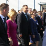 MSPO. Prezydent Andrzej Duda zwiedza ekspozycje. od lewej: Michał Cieślak - poseł PiS, Anna Krupka - wiceminister sportu i turystyki, Andrzej Duda - prezydent RP i Agata Wojtyszek - wojewoda świętokrzyski / Wiktor Taszłow / Radio Kielce