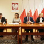 Kielce. 27.09.2019. Konferencja przed wizytą szefów Misji dyplomatycznych w województwie świętokrzyskim. Na zdjęciu (od lewej): Danuta Papaj – wiceprezydent Kielc, Agata Wojtyszek - wojewoda świętokrzyski, Piotr Wawrzyk - wiceminister spraw zagranicznych, Renata Janik - wicemarszałek województwa świętokrzyskiego / Wiktor Taszłow / Radio Kielce