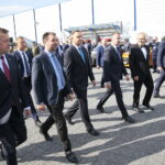 MSPO. Prezydent Andrzej Duda zwiedza ekspozycje. Pierwszy z lewej: Mariusz Błaszczak - minister obrony narodowej, trzeci z lewej: Andrzej Duda - prezydent RP, czwarty z lewej: Michał Cieślak - poseł PiS i piąty z lewej: Andrzej Mochoń - prezes Targów Kielce / Wiktor Taszłow / Radio Kielce