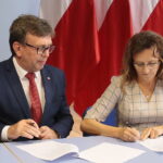 27.09.2019. Kielce. Wręczenie umów na dofinansowanie Domów Pomocy Społecznej. Na zdjęciu (od lewej): Dariusz Czechowski - starosta włoszczowski, Agata Wojtyszek - wojewoda świętokrzyski / Wiktor Taszłow / Radio Kielce