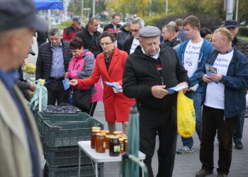 28.09.2019. Kielce. Agata Wojtyszek, wojewoda świętokrzyski spotkała się z mieszkańcami regionu na kieleckim targowisku / Wiktor Taszłow / Radio Kielce