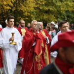28.09.2019. Święty Krzyż. Świętokrzyski Rajd Pielgrzymkowy. Na zdjęciu (w środku): o. Marian Puchała, superior Klasztoru na Świętym Krzyżu / Wiktor Taszłow / Radio Kielce