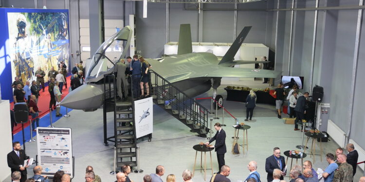 Model samolotu F-35 Lightning II zaprezentowany na 27. Międzynarodowym Salonie Przemysłu Zbrojeniowego / Wiktor Taszłow / Radio Kielce