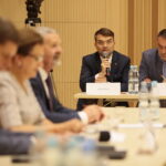 04.09.2019. Kielce. Świętokrzyski Okrągły Stół Edukacyjny. Na zdjęciu (od lewej): Marcin Różycki - wiceprezydent Kielc i Piotr Łojek - dyrektor Wydziału Edukacji, Kultury i Sportu w Urzędzie Miasta Kielce / Wiktor Taszłow / Radio Kielce