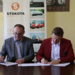 05.09.2019. Kielce. Fima Stokota objęła patronatem elektryków i energetyków w Zespole Szkół Elektrycznych w Kielcach. Podpisanie umowy w tej sprawie. Na zdjęciu: Władysław Zaucha, dyrektor Zespołu Szkół Elektrycznych oraz Marcin Pyszno, dyrektor zakładu Stokota / Wiktor Taszłow / Radio Kielce