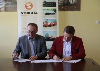 05.09.2019. Kielce. Fima Stokota objęła patronatem elektryków i energetyków w Zespole Szkół Elektrycznych w Kielcach. Podpisanie umowy w tej sprawie. Na zdjęciu: Władysław Zaucha, dyrektor Zespołu Szkół Elektrycznych oraz Marcin Pyszno, dyrektor zakładu Stokota / Wiktor Taszłow / Radio Kielce