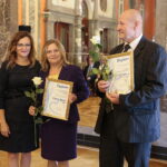 05.09.2019. Kielce. Wojewoda świętokrzyski przyznała nagrody "Czyste Serca". Na zdjęciu: nagrodę wręcza Agata Wojtyszek - wojewoda świętokrzyski / Wiktor Taszłow / Radio Kielce