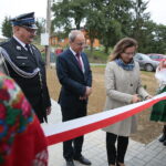 29.09.2019. Włochy. Otwarcie świetlicy. Od lewej: Grzegorz Marczewski - prezes OSP Włochy, Andrzej Gąsior - burmistrz Nowej Słupi i Agata Wojtyszek - wojewoda świętokrzyski / Wiktor Taszłow / Radio Kielce