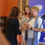 05.09.2019. Kielce. Wojewoda świętokrzyski przyznała nagrody "Czyste Serca". Na zdjęciu: nagrodę wręcza Agata Wojtyszek - wojewoda świętokrzyski / Wiktor Taszłow / Radio Kielce