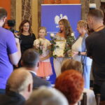 05.09.2019. Kielce. Wojewoda świętokrzyski przyznała nagrody "Czyste Serca". Na zdjęciu: nagrodę wręcza Agata Wojtyszek - wojewoda świętokrzyski / Wiktor Taszłow / Radio Kielce