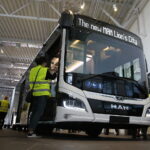 06.09.2019. Starachowice. Jarosław Gowin odwiedził firmę MAN Bus&Truck. / Wiktor Taszłow / Radio Kielce