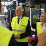 06.09.2019. Starachowice. Jarosław Gowin odwiedził firmę MAN Bus&Truck. Na zdjęciu (od lewej): Jarosław Gowin - minister nauki i szkolnictwa wyższego i Renata Janik - wicemarszałek województwa świętokrzyskiego / Wiktor Taszłow / Radio Kielce