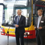 06.09.2019. Starachowice. Jarosław Gowin odwiedził firmę MAN Bus&Truck. Na zdjęciu (od lewej): Jarosław Gowin - minister nauki i szkolnictwa wyższego i Michael Kobriger - członek zarządu spółki MAN Bus&Truck / Wiktor Taszłow / Radio Kielce
