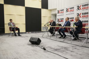 08.09.2019. Kielce. Studio polityczne Radia Kielce. Na zdjęciu (od lewej): Michał Kita - Radio Kielce, Krzysztof Lipiec - PiS, Artur Gierada - KO i Czesław Siekierski - PSL KP / Wiktor Taszłow / Radio Kielce