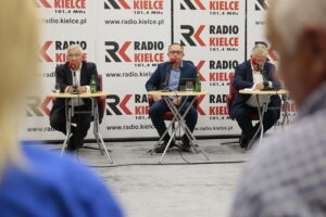 08.09.2019. Kielce. Studio polityczne Radia Kielce. Na zdjęciu (od lewej): Krzysztof Lipiec - PiS, Artur Gierada - KO i Czesław Siekierski - PSL KP / Wiktor Taszłow / Radio Kielce