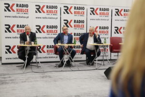 08.09.2019. Kielce. Studio polityczne Radia Kielce. Na zdjęciu (od lewej): Krzysztof Lipiec - PiS, Artur Gierada - KO i Czesław Siekierski - PSL KP / Wiktor Taszłow / Radio Kielce