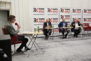 08.09.2019. Kielce. Studio polityczne Radia Kielce. Na zdjęciu (od lewej): Michał Kita - Radio Kielce, Krzysztof Lipiec - PiS, Artur Gierada - KO i Czesław Siekierski - PSL KP / Wiktor Taszłow / Radio Kielce