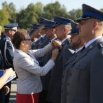 Kielce. 12.09.2019. Wręczenie medali i odznaczeń zasłużonym policjantom oraz ślubowanie nowo przyjętych funkcjonariuszy. Odznaczenie wręcza Agata Wojtyszek – wojewoda świętokrzyski / Wiktor Taszłow / Radio Kielce