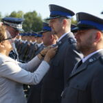 Kielce. 12.09.2019. Wręczenie medali i odznaczeń zasłużonym policjantom oraz ślubowanie nowo przyjętych funkcjonariuszy. Odznaczenie wręcza Agata Wojtyszek – wojewoda świętokrzyski / Wiktor Taszłow / Radio Kielce
