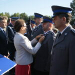 Kielce. 12.09.2019. Wręczenie medali i odznaczeń zasłużonym policjantom oraz ślubowanie nowo przyjętych funkcjonariuszy. Odznaczenie wręcza Agata Wojtyszek – wojewoda świętokrzyski / Wiktor Taszłow / Radio Kielce