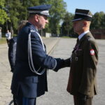 Kielce. 12.09.2019. Wręczenie medali i odznaczeń zasłużonym policjantom oraz ślubowanie nowo przyjętych funkcjonariuszy. Na zdjęciu od lewej: nadinspektor Paweł Dzierżak i podpułkownik Artur Gołębiowski - WKU w Sandomierzu / Wiktor Taszłow / Radio Kielce