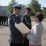 Kielce. 12.09.2019. Wręczenie medali i odznaczeń zasłużonym policjantom oraz ślubowanie nowo przyjętych funkcjonariuszy. Odznaczenie wręcza Agata Wojtyszek – wojewoda świętokrzyski / Wiktor Taszłow / Radio Kielce