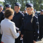 Kielce. 12.09.2019. Wręczenie medali i odznaczeń zasłużonym policjantom oraz ślubowanie nowo przyjętych funkcjonariuszy. Legitymacje wręcza Agata Wojtyszek – wojewoda świętokrzyski / Wiktor Taszłow / Radio Kielce