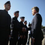 Kielce. 12.09.2019. Wręczenie medali i odznaczeń zasłużonym policjantom oraz ślubowanie nowo przyjętych funkcjonariuszy. Gratulacje składa Krzysztof Słoń - senator PiS / Wiktor Taszłow / Radio Kielce