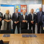 Kielce. 12.09.2019. Podpisanie porozumień w sprawie wdrożenia nowoczesnych technologii. Na zdjęciu (od lewej): Paweł Kolczyński - wiceprezes Agencji Rozwoju Przemysłu S.A., Renata Janik - wicemarszałek Województwa Świętokrzyskiego, Michał Cieślak – poseł, Krzysztof Lipiec - prezes świętokrzyskiej organizacji Prawa i Sprawiedliwości, Ireneusz Sobol – prezes ŚKSM, Robert Kułaga – prezes Centrum Produkcyjne Pneumatyki PREMA, Paweł Łaski - prezes ŚCIiTT / Wiktor Taszłow / Radio Kielce