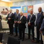 Kielce. 12.09.2019. Podpisanie porozumień w sprawie wdrożenia nowoczesnych technologii. Na zdjęciu (od lewej): Renata Janik - wicemarszałek Województwa Świętokrzyskiego, Paweł Kolczyński - wiceprezes Agencji Rozwoju Przemysłu S.A., Michał Cieślak – poseł, Krzysztof Lipiec - prezes świętokrzyskiej organizacji Prawa i Sprawiedliwości, Ireneusz Sobol – prezes ŚKSM, Robert Kułaga – prezes Centrum Produkcyjne Pneumatyki PREMA, Paweł Łaski - prezes ŚCIiTT / Wiktor Taszłow / Radio Kielce