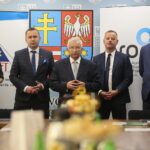 Kielce. 12.09.2019. Podpisanie porozumień w sprawie wdrożenia nowoczesnych technologii. Na zdjęciu (od lewej): Renata Janik - wicemarszałek Województwa Świętokrzyskiego, Michał Cieślak – poseł, Krzysztof Lipiec - prezes świętokrzyskiej organizacji Prawa i Sprawiedliwości, Ireneusz Sobol – prezes ŚKSM, Robert Kułaga – prezes Centrum Produkcyjne Pneumatyki PREMA / Wiktor Taszłow / Radio Kielce