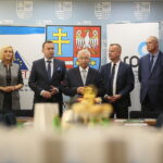 Kielce. 12.09.2019. Podpisanie porozumień w sprawie wdrożenia nowoczesnych technologii. Na zdjęciu (od lewej): Paweł Kolczyński - wiceprezes Agencji Rozwoju Przemysłu S.A., Renata Janik - wicemarszałek Województwa Świętokrzyskiego, Michał Cieślak – poseł, Krzysztof Lipiec - prezes świętokrzyskiej organizacji Prawa i Sprawiedliwości, Ireneusz Sobol – prezes ŚKSM, Robert Kułaga – prezes Centrum Produkcyjne Pneumatyki PREMA, Paweł Łaski - prezes ŚCIiTT / Wiktor Taszłow / Radio Kielce