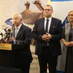 Kielce. 12.09.2019. Podpisanie porozumień w sprawie wdrożenia nowoczesnych technologii. Kielce. 12.09.2019. Podpisanie porozumień w sprawie wdrożenia nowoczesnych technologii. Na zdjęciu (od lewej): Krzysztof Lipiec - prezes świętokrzyskiej organizacji Prawa i Sprawiedliwości, Paweł Kolczyński - wiceprezes Agencji Rozwoju Przemysłu S.A., Renata Janik - wicemarszałek Województwa Świętokrzyskiego / Wiktor Taszłow / Radio Kielce