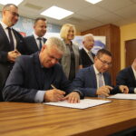 Kielce. 12.09.2019. Podpisanie porozumień w sprawie wdrożenia nowoczesnych technologii. Umowę podpisują Robert Kułaga – prezes Centrum Produkcyjne Pneumatyki PREMA, Paweł Łaski - prezes ŚCIiTT, Ireneusz Sobol – prezes ŚKSM. Z tyłu: Paweł Kolczyński - wiceprezes Agencji Rozwoju Przemysłu S.A., Michał Cieślak – poseł, Renata Janik - wicemarszałek Województwa Świętokrzyskiego, Krzysztof Lipiec - prezes świętokrzyskiej organizacji Prawa i Sprawiedliwości / Wiktor Taszłow / Radio Kielce