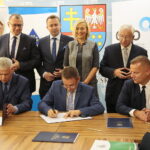 Kielce. 12.09.2019. Podpisanie porozumień w sprawie wdrożenia nowoczesnych technologii. Umowę podpisują Robert Kułaga – prezes Centrum Produkcyjne Pneumatyki PREMA, Paweł Łaski - prezes ŚCIiTT, Ireneusz Sobol – prezes ŚKSM. Z tyłu: Paweł Kolczyński - wiceprezes Agencji Rozwoju Przemysłu S.A., Michał Cieślak – poseł, Renata Janik - wicemarszałek Województwa Świętokrzyskiego, Krzysztof Lipiec - prezes świętokrzyskiej organizacji Prawa i Sprawiedliwości / Wiktor Taszłow / Radio Kielce