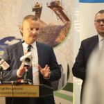 Kielce. 12.09.2019. Podpisanie porozumień w sprawie wdrożenia nowoczesnych technologii. Na zdjęciu (od lewej): Ireneusz Sobol – prezes ŚKSM, Paweł Kolczyński - wiceprezes Agencji Rozwoju Przemysłu S.A. / Wiktor Taszłow / Radio Kielce